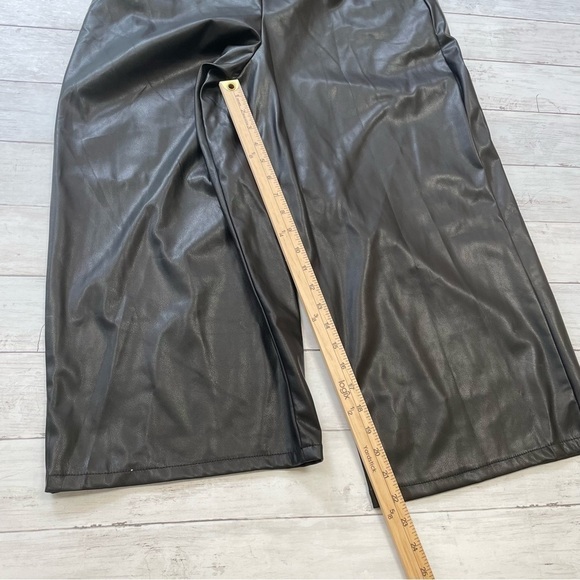 DKNY
Faux Leather Cropped Wide Leg Pants Size 12 - Picture 4 of 6